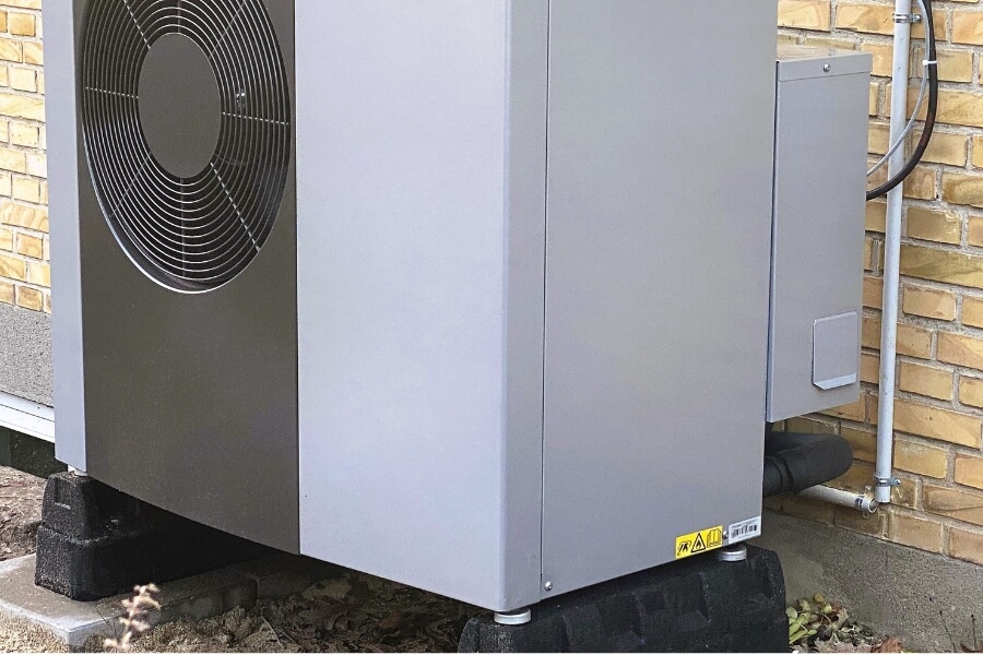 Pompă de căldură aer-apă – unitate exterioară montată corect, instalator 24/7 București